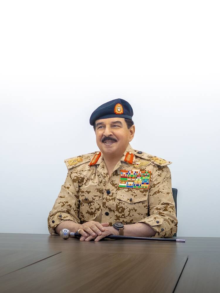 King of Bahrain meets with defense force members