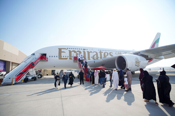 Emirates A380 Attracts Huge Crowd in Bahrain